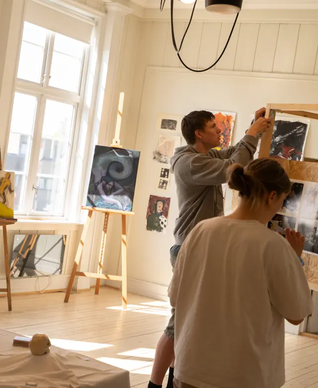 Forberedelser kunstutstilling.JPG